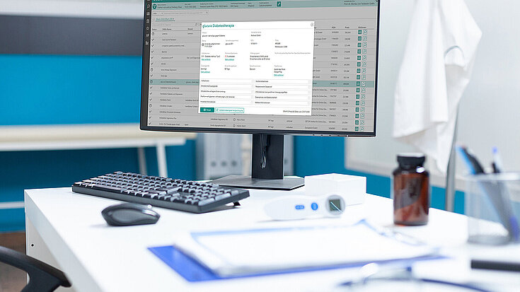 Ein Monitor, auf dem die Verordnungssoftware MediSuite in der Detailansicht eine MediSuite-DiGA-Verordnung zeigt