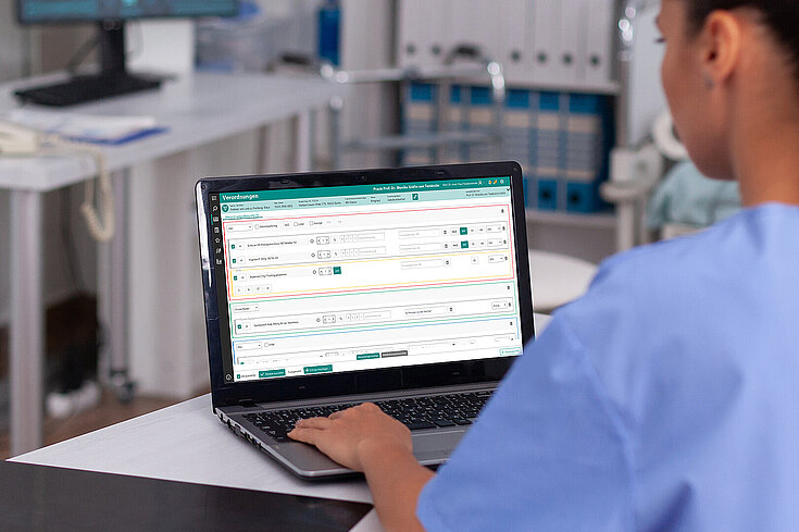 Ein Monitor, auf dem die Verordnungssoftware MediSuite in der Detailansicht die eRezept-Verordnungsübersicht zeigt